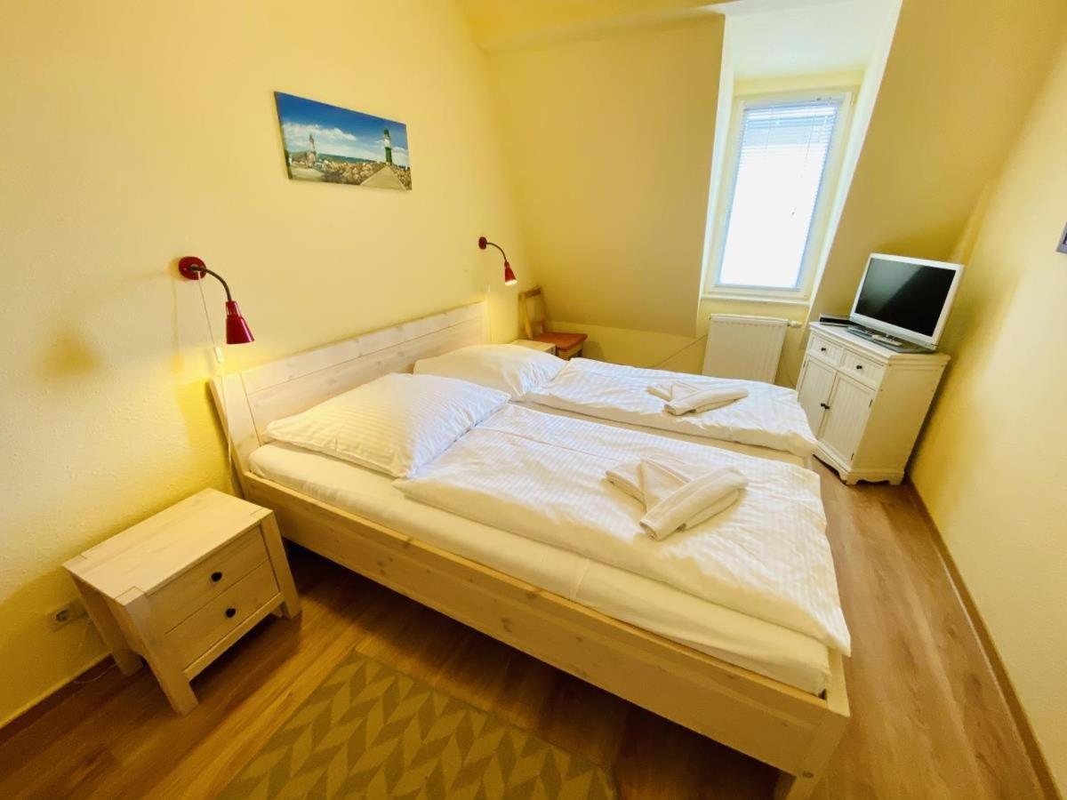 Sonnendeck, Direkt Am Leuchtturm Apartment Росток Екстериор снимка